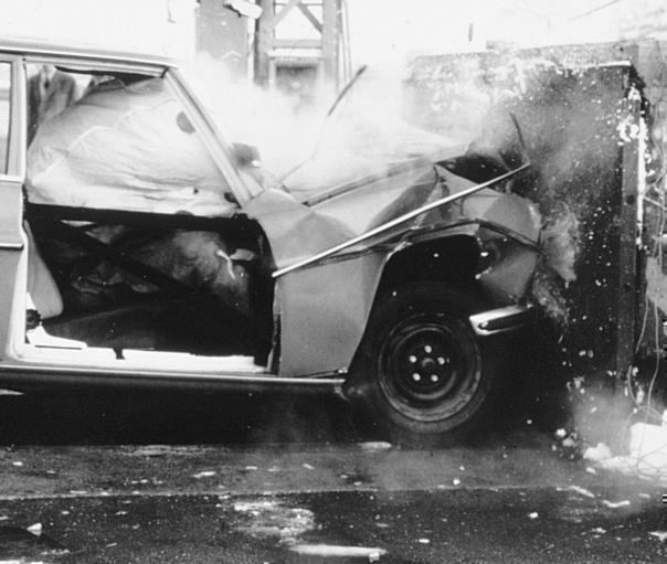 1969-1974: Erste Erprobungen des Airbags im Frontalunfall, 1969. Die Entwicklung des Airbags, der im Gegensatz zum Sicherheitsgurt den Fahrzueginsassen großflächig abstützt und damit das Verletzungsrisiko bei schweren Frontalkollisionen reduziert.